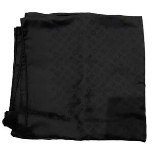 Louis Vuitton
Châle Monogram shine silk scarf